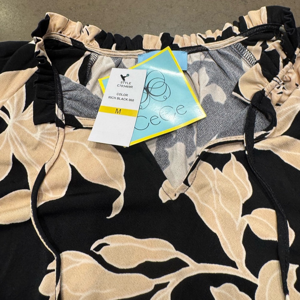 NWT CeCe
Women's Ruffled Sleeve V-Neck Blouse Sz: M - Picture 7 of 9